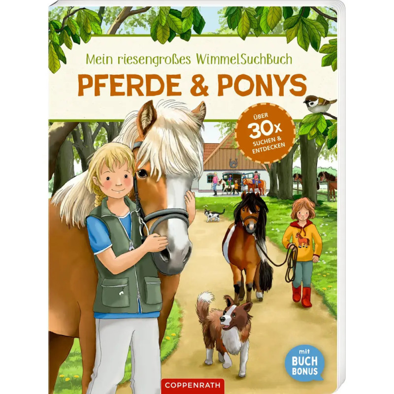 Ein Mädchen mit Pferd steht auf einem Bauernhofweg, umgeben von Kindern, Tieren und einer Scheune im Hintergrund.