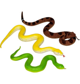 Drei Spielzeugschlangen (braun mit Punkten, gelb, grün), alle mit roten Zungen, auf weißem Hintergrund.