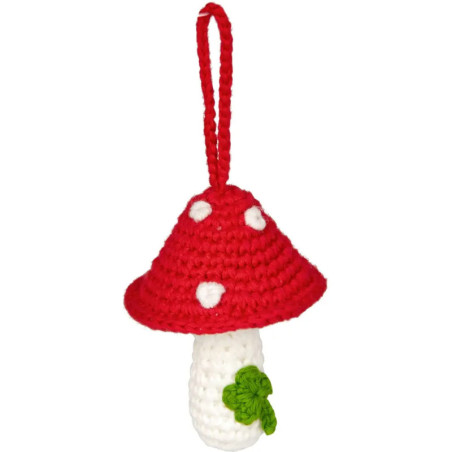 Gehäkelter Pilz-Anhänger mit rotem Hut, weißen Punkten, grünem Blatt und roter Aufhängeschlaufe.