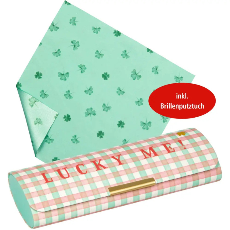 Grünes Kleeblatt-Putztuch und kariertes Brillenetui mit LUCKY ME!. Rotes Label: inkl. Brillenputztuch.