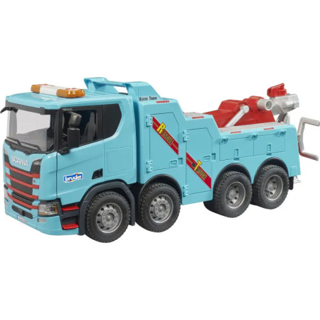 Hellblauer Spielzeug-Abschleppwagen mit sechs Rädern, roten Details und Bruder-Logo vorne sowie an den Seiten.