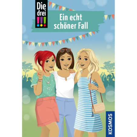 Drei lächelnde Mädchen stehen auf einem Festival, im Hintergrund sind Menschen und bunte Girlanden zu sehen.