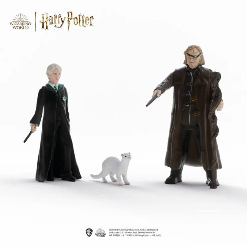 Zwei Harry-Potter-Figuren und eine weiße Frettchenfigur stehen vor weißem Hintergrund. Zwei Harry-Potter-Figuren und eine weiße Frettchenfigur stehen vor weißem Hintergrund.
