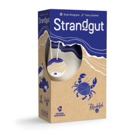 Spielbox von Strandgut mit blauem Krebs, Strand und Meereswelle auf Papphintergrund.