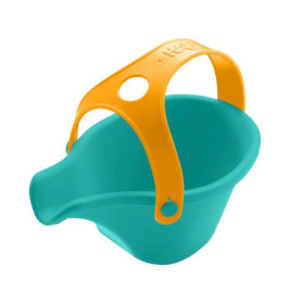 Türkiser Plastikeimer mit Ausguss und orangem Griff, erleichtert das Ausgießen.