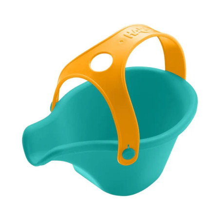 Türkiser Plastikeimer mit Ausguss und orangem Griff, erleichtert das Ausgießen.