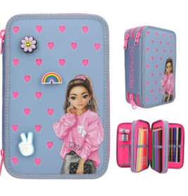 Blaues Etui mit rosa Herzen, Comic-Mädchen und Patches geöffnet sichtbar: ordentlich sortierte Stifte.