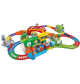 Bunte Spielzeugeisenbahn mit Schienen, Brücken, Tunneln und Gebäuden in einer Rundstrecke angeordnet.
