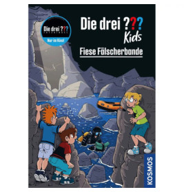 Drei Kinder verstecken sich hinter Felsen und beobachten zwei schwarz gekleidete Personen an einer Höhle am Küstenfelsen.