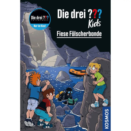 Drei Kinder verstecken sich hinter Felsen und beobachten zwei schwarz gekleidete Personen an einer Höhle am Küstenfelsen.