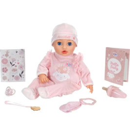 Babypuppe im rosa Outfit mit Zubehör: Flasche, Schnuller, Lätzchen, Buch und Heft mit Blumenmuster.