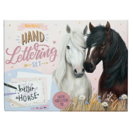 Box mit Abbildungen eines weißen und braunen Pferdes, Titel Hand Lettering Set, vorne mit Schreibwaren.