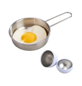 Eine Metallpfanne mit einem Spiegelei-Kissen und zwei geöffneten, eiförmigen Behältern daneben.