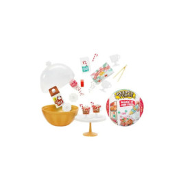 Miniatur-Backset mit kleinen Cupcakes, Backutensilien und Zubehör um eine gelbe Schüssel und einen Ständer zu arrangieren.