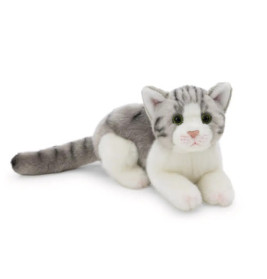 Plüschkatze mit grau-weißem Fell, grünen Augen und rosa Nase liegt auf weißem Hintergrund.