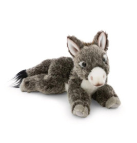 Ein graues Plüscheselchen mit weißer Schnauze und schwarzer Schwanzspitze liegt auf weißem Hintergrund.