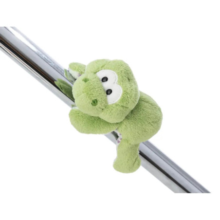 Ein grünes Plüschfrosch-Spielzeug klammert sich schräg an eine glänzende Metallstange.