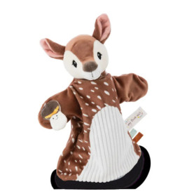 Eine Plüsch-Handpuppe Reh mit weißem Bauch, braunen Flecken und einer kleinen Eichel in der Hand.