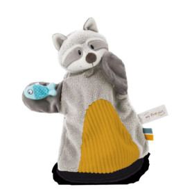 Eine Waschbär-Handpuppe mit gelbem Bauch hält einen blauen Fisch, gefertigt aus weichem, strukturiertem Stoff.