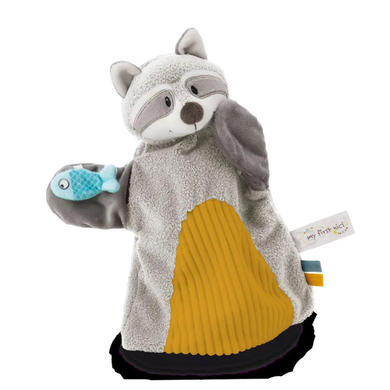 Eine Waschbär-Handpuppe mit gelbem Bauch hält einen blauen Fisch, gefertigt aus weichem, strukturiertem Stoff.