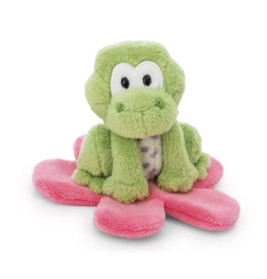 Grüner Plüschtier-Frosch sitzt auf einer weichen, rosa blumenförmigen Matte vor weißem Hintergrund.