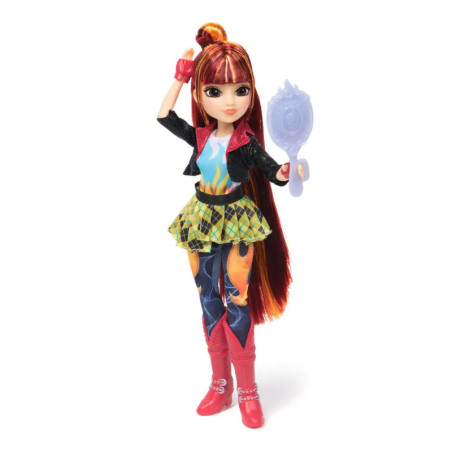 Puppe mit langen roten Haaren, buntem Outfit und roten Stiefeln hält einen helllila Spiegel in der rechten Hand.