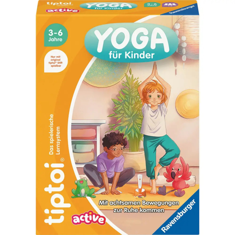 Zwei Kinder machen drinnen Yoga mit Kuscheltieren. Das Bild ist auf einer Yogaspiel-Box für 3-6-Jährige.