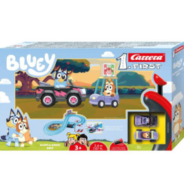 Bluey und Bingo Rennwagen-Spielset mit Strecke, Autos und Figuren auf der Verpackung abgebildet.