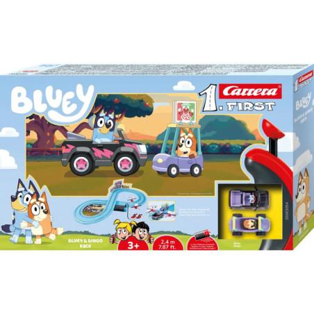 Bluey und Bingo Rennwagen-Spielset mit Strecke, Autos und Figuren auf der Verpackung abgebildet.