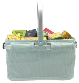 Hellblauer Korb mit bunten verpackten Snacks, Ansicht von vorne.