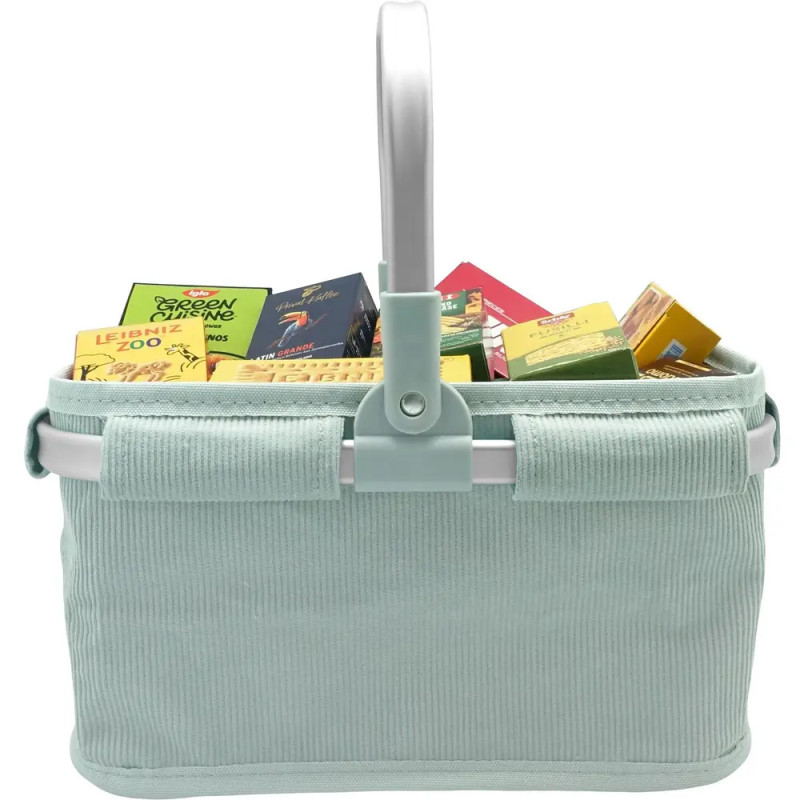 Hellblauer Korb mit bunten verpackten Snacks, Ansicht von vorne. Hellblauer Korb mit bunten verpackten Snacks, Ansicht von vorne.