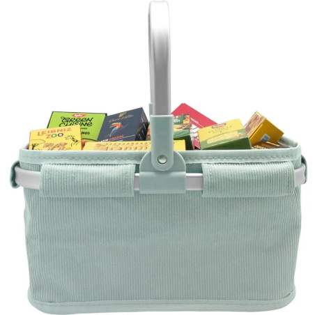 Hellblauer Korb mit bunten verpackten Snacks, Ansicht von vorne.