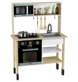 Holzspielküche mit Herd, Ofen, Spüle, Utensilien und Spiellebensmitteln auf Regalen und Haken.