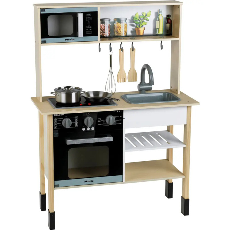 Holzspielküche mit Herd, Ofen, Spüle, Utensilien und Spiellebensmitteln auf Regalen und Haken.