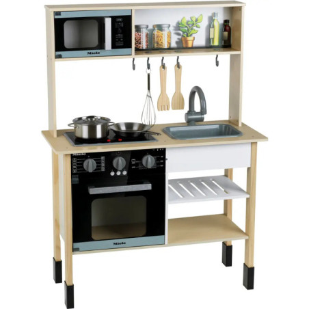 Holzspielküche mit Herd, Ofen, Spüle, Utensilien und Spiellebensmitteln auf Regalen und Haken.