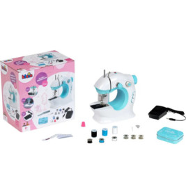 Spielzeug-Nähmaschine mit Zubehör und Verpackung auf weißem Hintergrund.