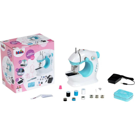Spielzeug-Nähmaschine mit Zubehör und Verpackung auf weißem Hintergrund.