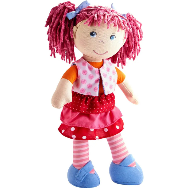 Weiche Stoffpuppe mit rosa Wollhaaren, pinkem Kleid, blauen Schuhen und fröhlichem Lächeln. Weiche Stoffpuppe mit rosa Wollhaaren, pinkem Kleid, blauen Schuhen und fröhlichem Lächeln.