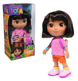 Dora the Explorer Puppe im pink-orangenen Outfit steht neben ihrer bunten Verpackung.