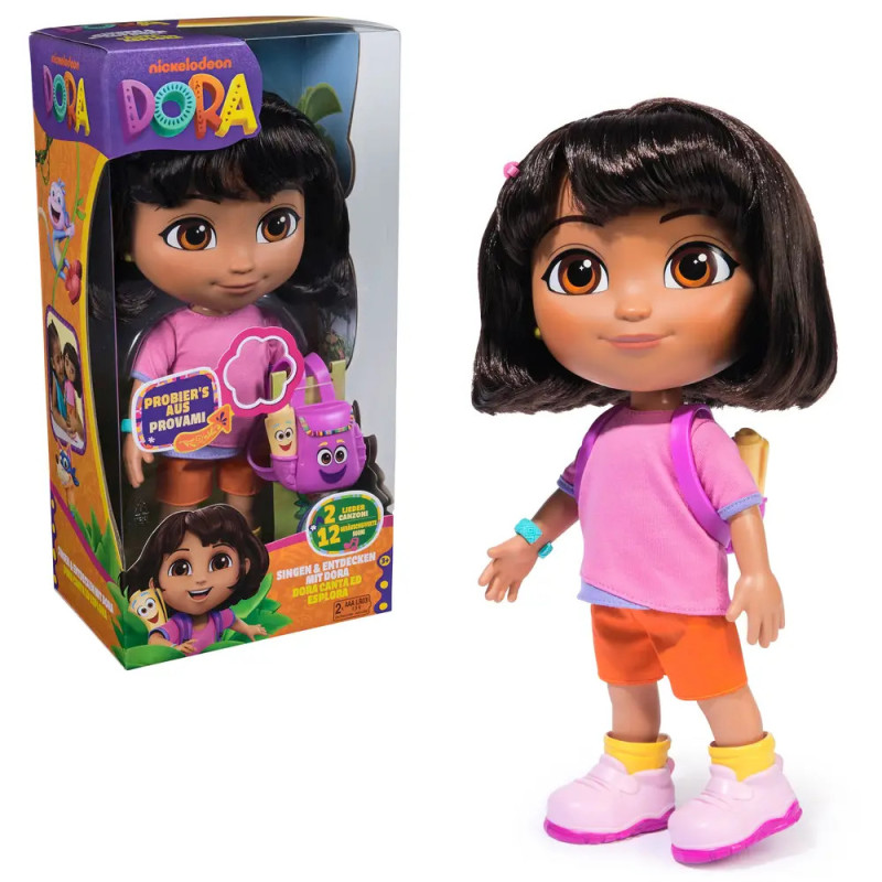 Dora the Explorer Puppe im pink-orangenen Outfit steht neben ihrer bunten Verpackung. Dora the Explorer Puppe im pink-orangenen Outfit steht neben ihrer bunten Verpackung.