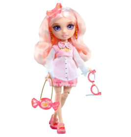 Modepuppe mit langen rosa Haaren, pinkem Outfit, Herz-Brille und einer Handtasche in Bonbonform.