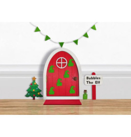 Kleine rote Elfentür mit grünen Hüten, Mini-Weihnachtsbaum und Schild Bubbles The Elf an der Wand.