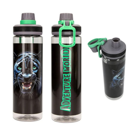 Zwei transparente Wasserflaschen mit schwarzem Panthermotiv, ADVENTURE WORLD-Schriftzug und grünen Deckelakzenten. Zwei transparente Wasserflaschen mit schwarzem Panthermotiv, ADVENTURE WORLD-Schriftzug und grünen Deckelakzenten.