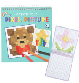 Spiralgebundenes Pixel-Art-Buch mit Bär-Motiv, Stifte und kleines Buch mit Blumen-Pixelzeichnung.