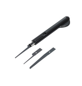 Präzisionssäge mit schwarzem Griff, montiertem Sägeblatt und zwei Ersatzklingen auf weißem Hintergrund.