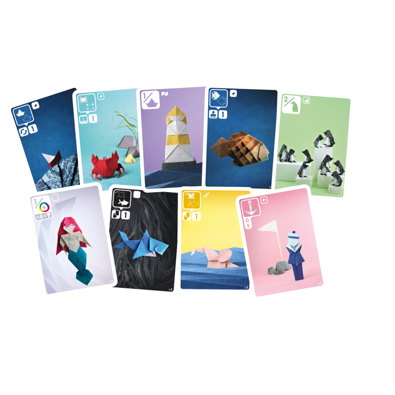 Zehn bunte Spielkarten zeigen jeweils ein anderes Origami-Tier oder eine Origami-Figur.