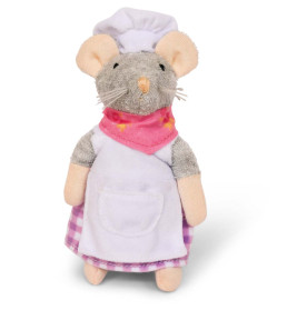Plüsch-Maus trägt Kochmütze, Schürze, rosa Schal und violett kariertes Kleid.