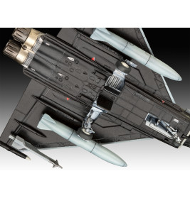 Nahaufnahme der Unterseite eines schwarzen Militärjet-Modells mit an den Flügeln befestigten Raketen.