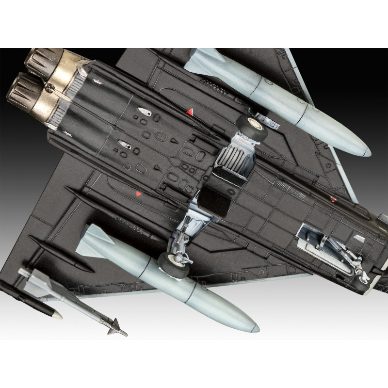 Nahaufnahme der Unterseite eines schwarzen Militärjet-Modells mit an den Flügeln befestigten Raketen.