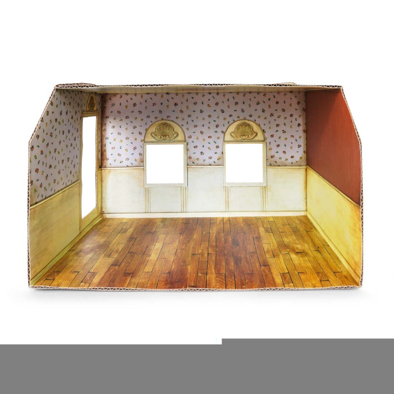 Miniaturraum aus Karton mit Holzboden, Blumenmuster-Tapete und drei Fensteröffnungen.